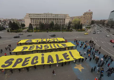 Protest în Piaţa Victoriei: „Tăiaţi pensiile speciale"