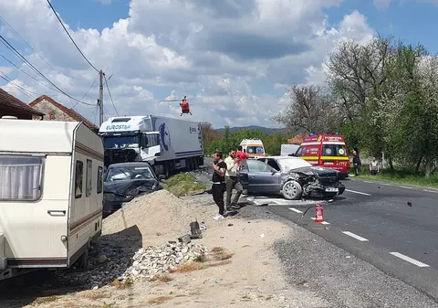 Accident grav pe DN 6, între Caransebeş şi Lugoj. O persoană a murit şi alte patru au fost rănite