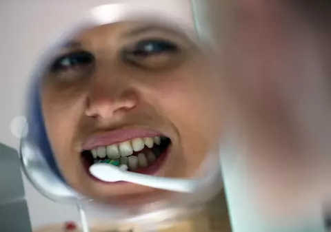 Un profesor universitar oferea gratuit cazare studentelor și le spiona la duș cu o cameră plasată într-o periuță de dinți, în Elveția