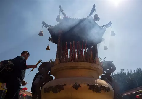 Tinerii chinezi fără locuri de muncă își caută consolarea în temple. Cozile se întind pe sute de metri