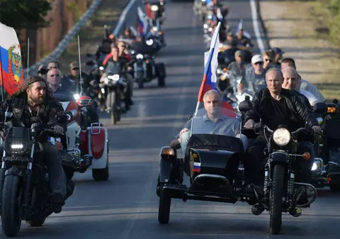 „Lupii nopții”, motocicliștii ultranaționaliști prieteni cu Vladimir Putin, au plecat într-un „raliu patriotic” de la Moscova spre Berlin