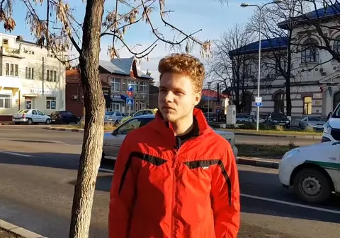 Instanța cere ștergerea notei 2 la purtare a unui elev care și-a ironizat o profesoară. Mama băiatului, azi student la Psihologie: „Dacă lăsam capul plecat, rămânea cu zece clase”