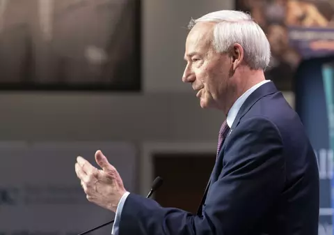 Republicanul Asa Hutchinson anunță că intră în cursa pentru prezidențiale și îi cere lui Trump să se retragă