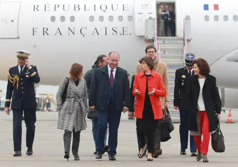 Ce a discutat ministrul Aurescu cu omologul francez la Aeroportul Otopeni, la escala lui Macron în România