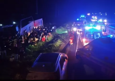 Opt victime, după ce un autocar a ieșit de pe șosea, la Pufești. A fost activat planul roșu de intervenție