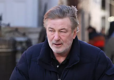 Alec Baldwin scapă de acuzații în cazul uciderii involuntare a Halynei Hutchins la filmările „Rust”