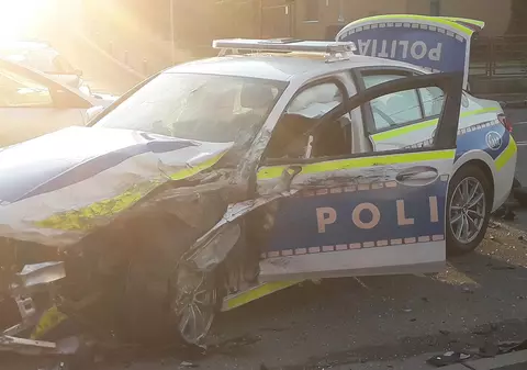 Un BMW nou al Poliției, distrus într-un accident cu patru mașini pe o stradă din Cluj