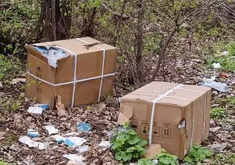 Mii de teste Covid-19 expirate au fost găsite pe marginea unui drum din Buzău. Poliția a deschis o anchetă
