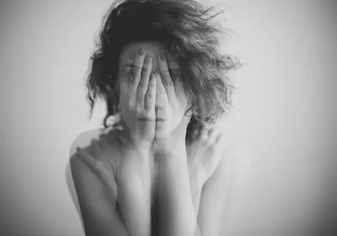 Ce înseamnă când visezi că faci pe cineva de rușine/ ești făcut de rușine