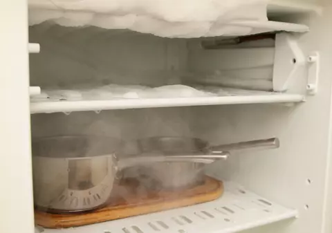 Cum să dezgheți rapid congelatorul. Trucuri cu care să dezgheți repede congelatorul