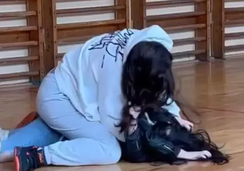 Două fete de 14 ani de la un liceu din Târgu Jiu s-au bătut în timpul orei de sport. Poliţia a deschis dosar penal