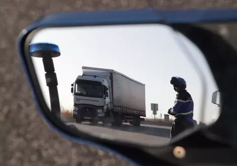 Șofer român de TIR prins luni la volan cu 3,5 alcoolemie și fără centură și condamnat marți la închisoare, în Franța