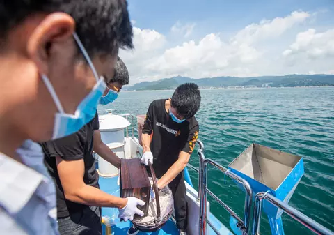 Rămași fără locuri în cimitire, chinezii caută soluții alternative. Printre ele, înmormântările pe mare