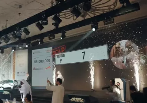 Cea mai scumpă plăcuță de înmatriculare din lume s-a vândut la licitație. Cât a oferit pe ea  cumpărătorul