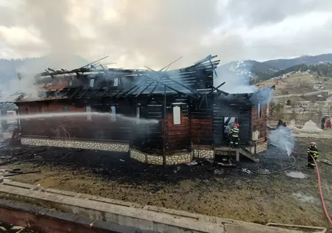 Incendiu la biserica de lemn din Borșa, chiar în ziua de Florii. Lăcașul de cult a ars ca o torță, în totalitate. VIDEO