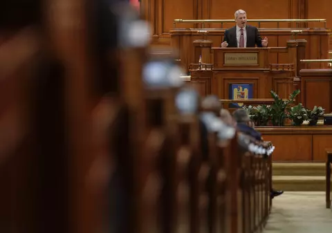VIDEO | Predoiu, nervos la tribuna Parlamentului, cu acuzații la adresa opoziției: „Stați, vorbiți și nu faceți nimic. Noi dezbatem”