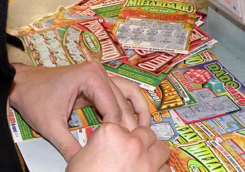 Italianul care a câștigat 5 milioane de euro la „răzuiești și câștigi” a fost încuiat în șifonier și jefuit de un român, o româncă și doi moldoveni