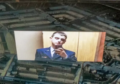 „Accesul la unele informații clasificate e năucitor de larg”. Cum poate ajunge un tânăr dintr-o unitate militară obscură să dezvăluie secretele SUA