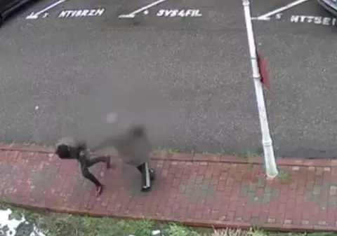 Femeie de 77 de ani, jefuită în plină zi, pe o stradă din Piatra-Neamț. Momentul, surprins de camerele de supraveghere. VIDEO