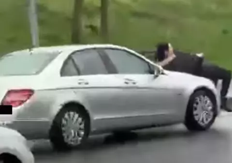 Femeie din Arad, luată pe capotă de o șoferiță cu care se certase pe un loc de parcare. VIDEO