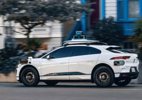 Mai au de lucru: mașinile autonome testate în San Francisco încurcă transportul public