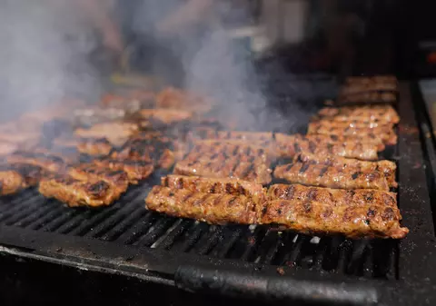 Ce să mănânci pe caniculă. Nutriționist: înghețata, lichidele reci și grătarul trebuie evitate