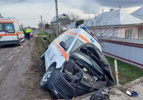 O ambulanță cu pacient a lovit un cap de pod și a ajuns în șanț, la Bodești, în Neamț. Șoferul, asistenta și un bătrân de 84 de ani au fost răniți