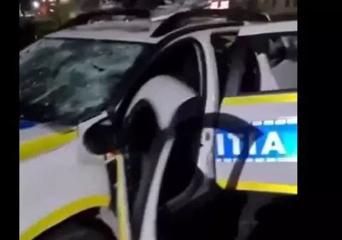 „Nu suport poliția”, explicația unui bărbat din Caraș-Severin care a făcut praf cu ciocanul Dusterul agenților de la el din comună