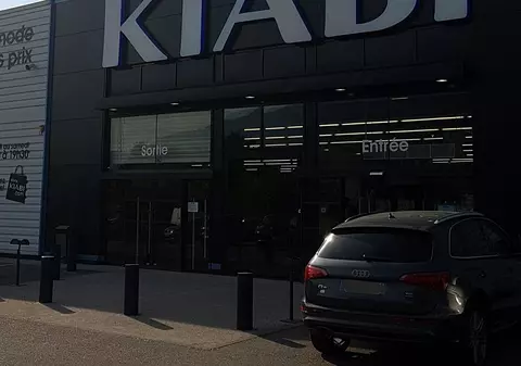 „Trei bărbați de origine română îi schimbă hainele și îi rad părul, în cabina de probă”. Mesajul fals devenit viral în Franța