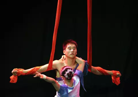 O acrobată din China a murit în timpul unui spectacol, după ce a căzut în gol de la mare înălțime