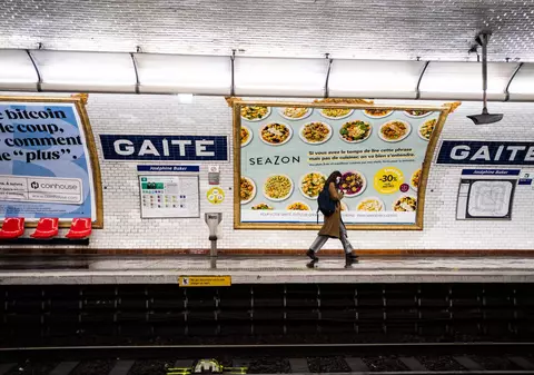 Două persoane au murit la metroul din Paris, după ce au fost lovite de o garnitură de tren