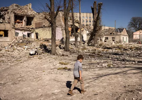 „Mamă, vino să mă iei”. Povestea femeilor ucrainene care au călătorit 5.000 de kilometri și peste linia frontului pentru a-și aduce acasă copiii luați cu forța de ruși