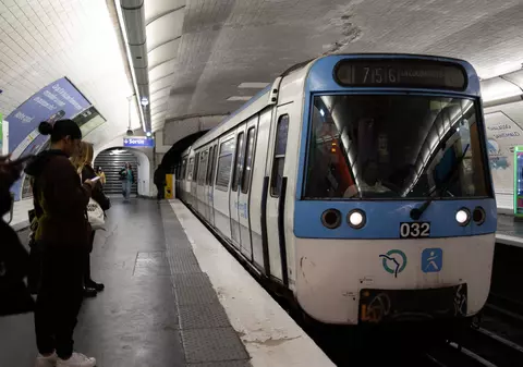 O femeie a murit la metroul din Paris, după ce și-a prins haina în ușa unui vagon