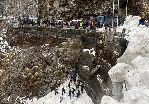 Șapte turiști morți și 13 răniți în urma unei avalanșe, în India