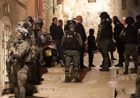 Violențe pentru a doua noapte la rând la cea mai mare moschee din Ierusalim. Poliția israeliană a folosit gloanțe de cauciuc