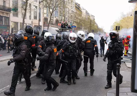 Franța, paralizată din nou de proteste de amploare față de reforma pensiilor. Violențe în mai multe orașe
