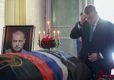 Sute de persoane, inclusiv liderul Wagner, au participat la funeraliile lui Vladlen Tatarski, bloggerul rus ucis într-un atentat. VIDEO