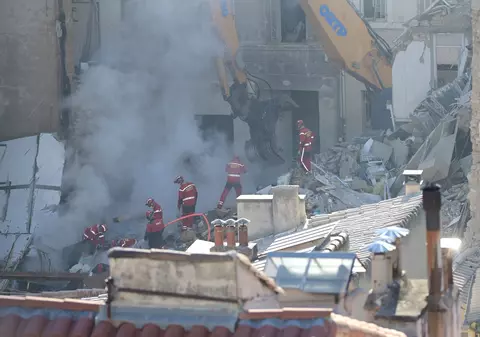 Șase persoane, găsite moarte sub dărâmăturile clădirii prăbușite în Marsilia. Alte două sunt dispărute