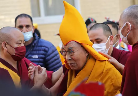 Dalai Lama, filmat când sărută un băiat și îi cere să „îi sugă limba”. Liderul spiritual și-a cerut scuze