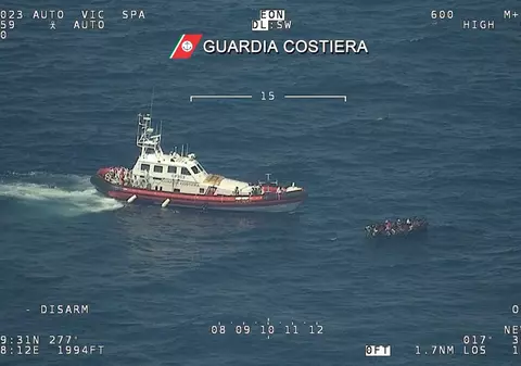 Garda de coastă a Italiei încearcă să salveze 1.200 de migranți de pe două bărci care plutesc în derivă pe mare