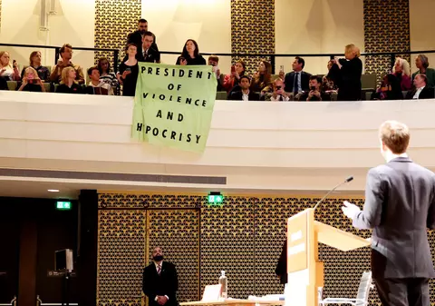 Emmanuel Macron, huiduit și luat la întrebări de protestatari în timpul unui discurs în Olanda. Cum le-a răspuns