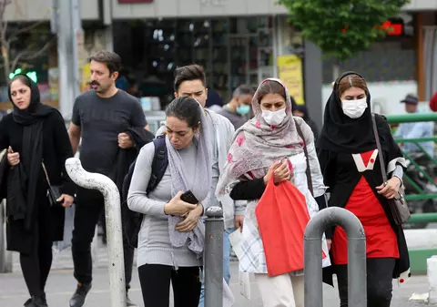 Iranul aprobă o lege care îi pedepsește pe cei care încurajează femeile să renunțe la hijab