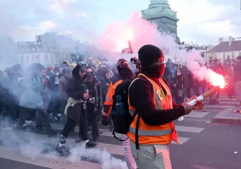 Sute de mii de persoane au protest în Franța față de reforma pensiilor, cu o zi înainte de decizia crucială a Curții Constituționale