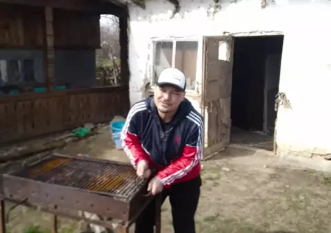 Imagini cu casa lui Puya de la țară. O renovează cu ajutorul muncitorilor nepalezi, alături de care a făcut o petrecere cu grătare și muzică