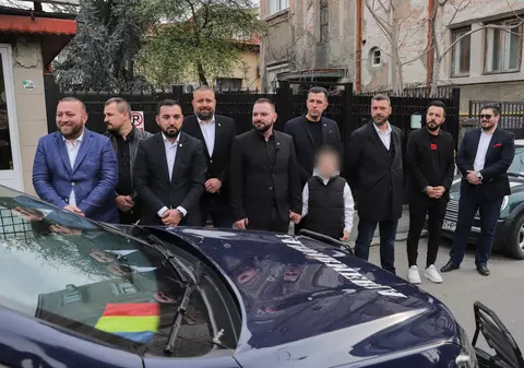 Cine sunt cei nouă bărbați în sacou ieșiți să întâmpine procesiunea de Florii? Legăturile lor cu Piedone junior și Primăria Sectorului 5