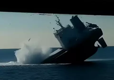 Momentul când o navă chineză se scufundă, în largul coastelor Rusiei. Echipajul a abandonat vaporul și a mers pe gheață, ca să se salveze