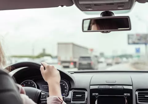 O angajată MApN băută a lovit cu mașina un biciclist și a fugit. Poliția a găsit-o cu capul pe volan, aproape dormind