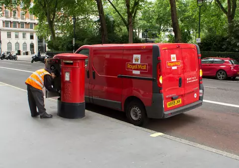 Un manager din Poșta britanică a anunțat o creștere salarială de 11% pentru toți angajații, apoi a spus că e glumă de 1 aprilie