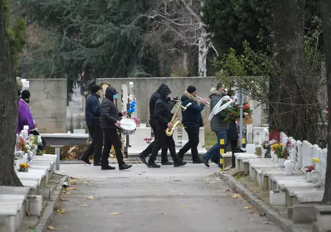 Parastasul, ca un banchet. Felul în care ne tratăm morții spune totul despre societatea noastră