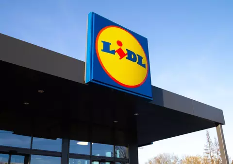 Amenzi de 7,5 milioane de lei după ce ANPC a controlat 300 de magazine Lidl din țară. Legume stricate, rafturi murdare și diferențe la gramaj